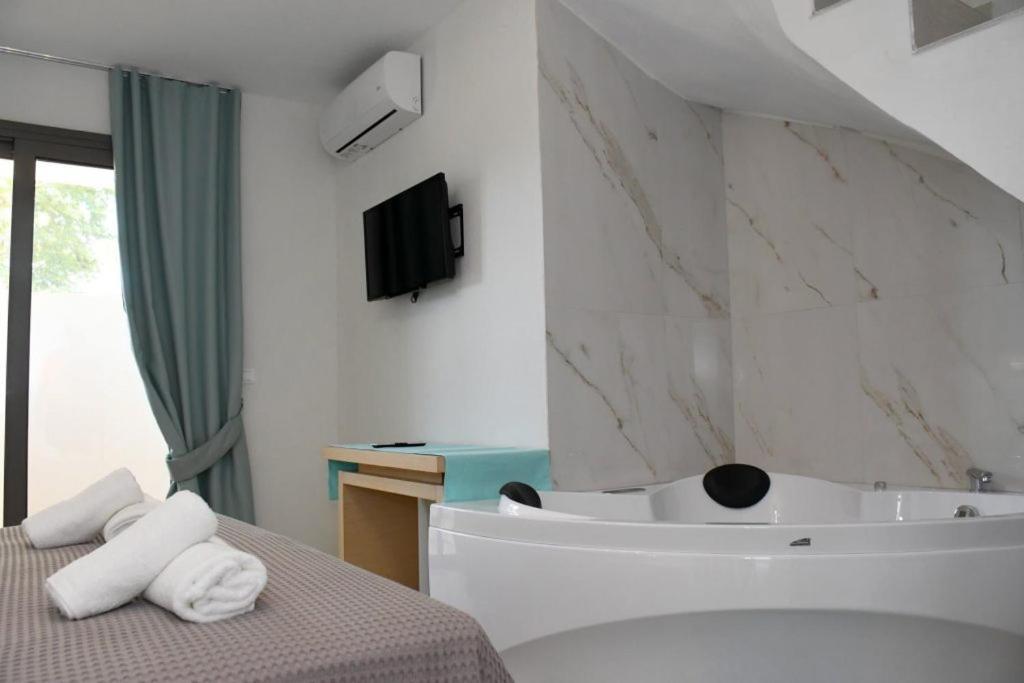 Theano Luxury Suites Nikiti Bagian luar foto